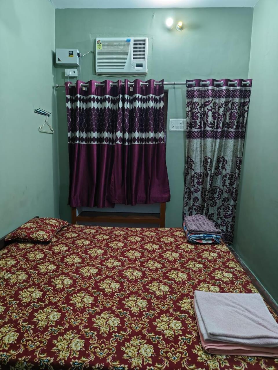 Vishnu Rest House Varanasi Exterior photo