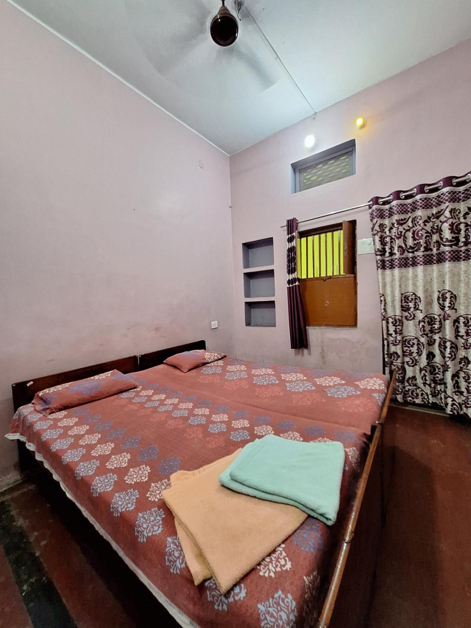 Vishnu Rest House Varanasi Exterior photo