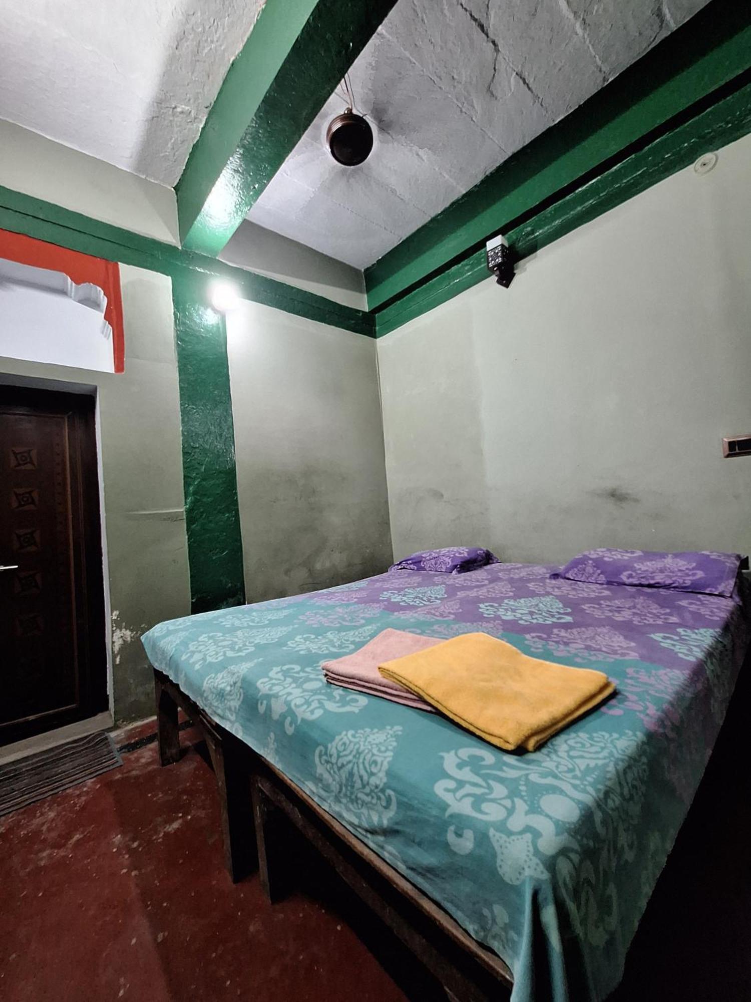 Vishnu Rest House Varanasi Exterior photo